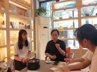 图片包含 人员, 室内, 餐桌, 美食描述已自动生成