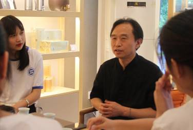 图片包含 人员, 室内, 墙壁, 男士描述已自动生成
